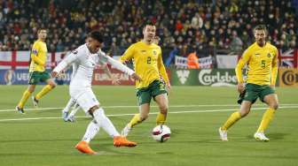 Alex Oxlade Chamberlain menjebol gawang Lithuania (13/10) [Reuters/Carl Recine]