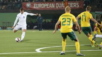 Ross Barkley mencetak gol pertama Inggris ke gawang Lithuania (13/10) [Reuters/Carl Recine]