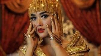 Hiara Cleopatra Pakai Wig Emas Asli di "Begal Cinta"