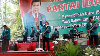 Raja Dangdut Rhoma Irama mendeklarasikan Partai Idaman di pelataran Tugu Proklamasi, Rabu (14/10).