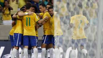 Willian merayakan gol keduanya bagi Brasil bersama rekan rekan setimnya. Reuters/Paulo Whitaker