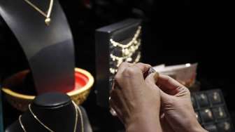 Koleksi perhiasan Tulola Jewelry yang ditunjukkan dalam pameran bertajuk Perempuan Dalam Bumi Manusia di galery Indonesia Kaya, Jakarta, Rabu (14/10) [Suara.com/Kurniawan Mas'ud].