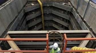 Petugas memeriksa lokasi pengeboran sodetan Ciliwung di arriving shaft (titik pertemuan), daerah Jalan Otista III, Jakarta, Rabu (14/10/2015). [Suara.com/Kurniawan Mas'ud]