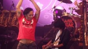 Gitaris Slank, Abdee Negara muncul jelang konser berakhir membawakan lagu "Kamu Harus Pulang".