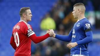 Wayne Rooney bersalaman dengan Ross Barkley usai pertandingan (17/10) [Reuters/Carl Recine]