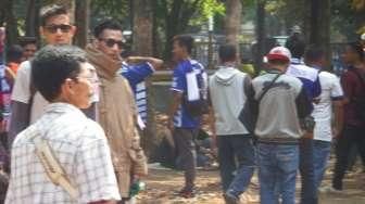 Suporter Tewas Kena Suar di Bekasi, Siapa yang Tanggungjawab?