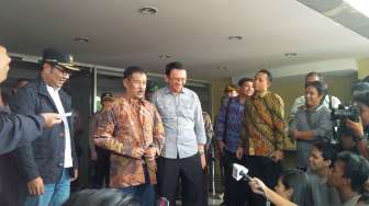 Ahok Berikan Baju Batiknya ke Manajer Persib