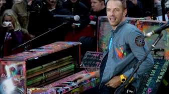 Chris Martin Ajak Anak Naik Panggung Bersama Coldplay