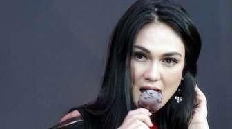 Dress Luna Maya Menerawang Bikin Syok, Intip Galeri Fotonya