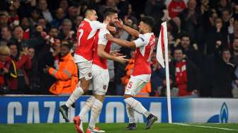 Striker Arsenal Olivier Giroud (tengah) merayakan golnya ke gawang Bayern Munich dengan rekan setimnya. Reuters / Dylan Martinez