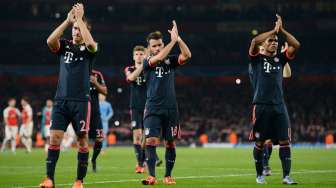 Pemain Bayern Munich  Philipp Lahm, Juan Bernat dan Douglas Costa memberikan aplaus kepada suportenya usai laga.  Reuters / Tony O'Brien