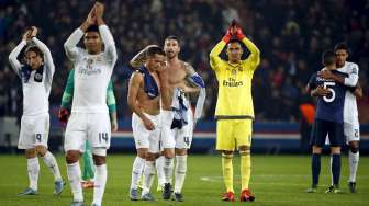 Para pemain Real Madrid memberikan aplaus kepada suporternya di Parc des Princes stadium. Reuters/Benoit Tessier