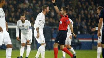 Pemain Real Madrid Sergio Ramos mendapatkan kartu kuning dari wasit. Reuters/Benoit Tessier