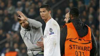 Seorang fans memasuki arena pertandingan dan memeluk Ronaldo saat PSG menjamu Real Madrid (22/10)[Reuters/Charles Platiau]