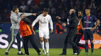 Seorang fans memasuki arena pertandingan dan memeluk Ronaldo saat PSG menjamu Real Madrid (22/10)[Reuters/Charles Platiau]
