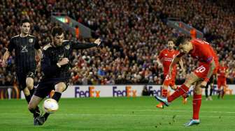 Pemain Liverpool Philippe Coutinho mencoba mengancam gawang Rubin Kazan. Reuters / Phil Noble Livepic