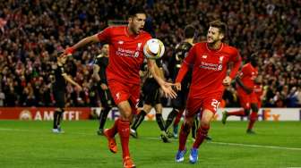 Pemain Liverpool Emre Can merayakan golnya ke gawang Rubin Kazan bersama Adam Lallana. Reuters / Phil Noble