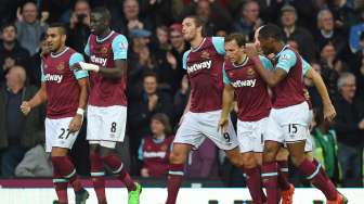 Pemain West Ham United Andy Carroll merayakan golnya ke gawang Chelsea bersama rekan setimnya. Reuters / Tony O'Brien Livepic