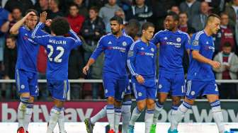 Pemain Chelsea Gary Cahill merayakan golnya ke gawang West Ham United. Reuters / Eddie Keogh Livepic