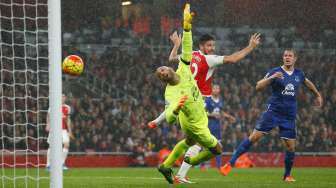 Pemain Arsenal Olivier Giroud mencetak gol ke gawang Everton. Reuters / John Sibley Livepic