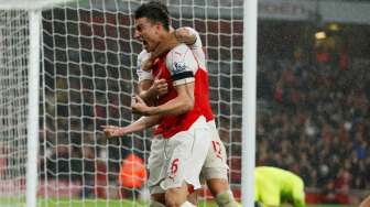 Pemain Arsenal Laurent Koscielny merayakan golnya ke gawang Everton. Reuters / John Sibley Livepic