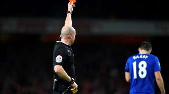 Pemain Everton Gareth Barry dikartu merah oleh wasit Lee Mason. Reuters / Dylan Martinez Livepic
