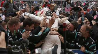 Lewis Hamilton, pebalap dari tim Mercedes, merebut gelar juara dunia Formula Satu musim ini usai menjadi yang tercepat dalam seri balapan Grand Prix di Sirkuit The Americas, Austin, Texas, Amerika Serikat, (25/10).[Reuters]