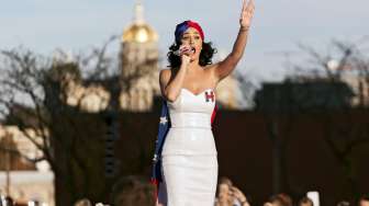 Penyanyi Amerika Serikat Katy Perry bernyanyi dalam sebuah kampanye yang digelar kandidat presiden AS dari Partai Demokrat, Hillary Clinton di Des Moines, Iowa, (24/10). [Reuters]