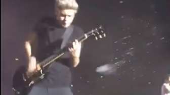 VIDEO: Disiram Air saat Konser, Personel One Direction Ngambek