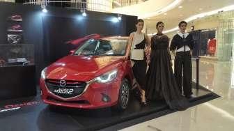 Tiga Desainer Ini Rancang Baju Terinspirasi dari Mazda2