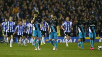 Pemain Arsenal terlihat kecewa usai dikalahkan Sheffield Wednesday (28/10)[Reuters/Jason Cairnduff]