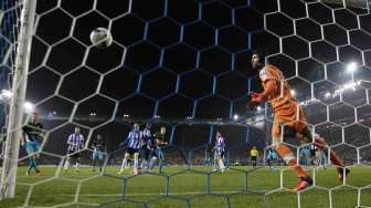 Pemain Sheffield Wednesday Lucas Joao menjebol gawang Arsenal (28/10) [Reuters/Lee Smith]