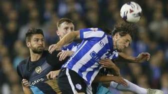 Pemain Arsenal berebut bola dengan pemain Sheffield (28/10) [Reuters/Lee Smith]