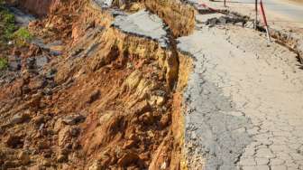 Tebing di Jalur Siluwok-Tegalsari Longsor, Batu Besar Tutup Akses dari YIA ke Borobudur