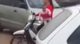 VIDEO: Ini Alasan Kenapa Jangan Naik Motor Sambil Gendong Anak