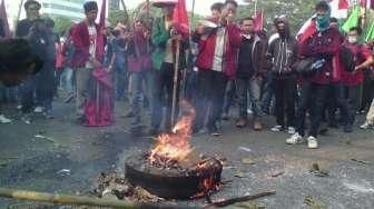 Mahasiswa Bakar Ban Bekas dan Lempari Polisi di Depan DPR