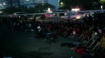 Mahasiswa Salat Maghrib Jamaah di Depan Gedung DPR/MPR