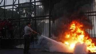 Suasana unjuk rasa mahasiswa yang tergabung dalam Aliansi Tolak Mandat di depan Gedung DPR RI, Jakarta, Rabu (28/10/2015), yang akhirnya berujung ricuh. [Suara.com/Kurniawan Mas'ud]