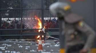 Suasana unjuk rasa mahasiswa yang tergabung dalam Aliansi Tolak Mandat di depan Gedung DPR RI, Jakarta, Rabu (28/10/2015), yang akhirnya berujung ricuh. [Suara.com/Kurniawan Mas'ud]