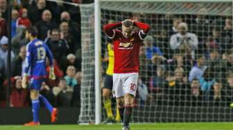 Pemain MU Wyane Rooney terlihat kecewa setelah gagal mengeksekusi penalti (29/10) [Reuters/Jason Cairnduff]