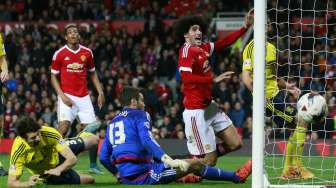 Pemain MU Marouane Fellaini gagal memaksimalkan peluang di depan gawang Middlesbrough (29/10) [Reuters/Jason Cairnduff]