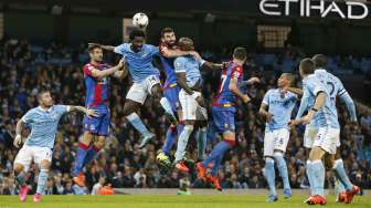 Pemain Manchester City berebut bola dengan pemain Crystal Palace (29/10) [Reuters/Andrew Yates]