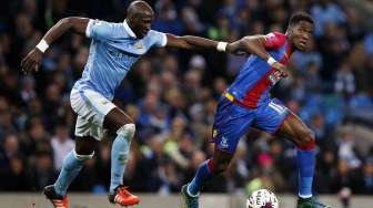 Pemain City Eliaquim Mangala berebut bola dengan pemain Palace Wilfried Zaha (29/10) [Reuters/Andrew Yates]