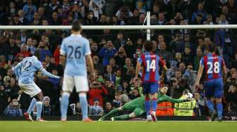 Yaya Toure mencetak gol lewat titik penalti (29/10) [Reuters/Andrew Yates]