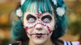 Peserta Zombie Walk dalam rangka perayaan Halloween di Berlin, Jerman. [Reuters/Hannibal Hanschke]