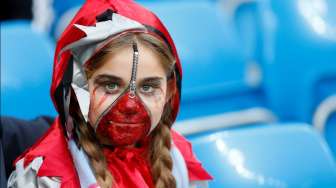 Seorang fans sepak bola tampil dengan dandanan Halloween di laga Manchester United VS Norwich City di Inggris. [Reuters/Carl Recine]