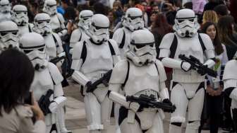 Cegah Covid-19, Disney Kerahkan Stormtroopers untuk Terapkan Jarak Sosial