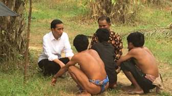 Polisi Selidiki Akun Penyebar Foto Jokowi dengan Suku Anak Dalam