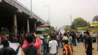 Hadang Truk Sampah dari Jakarta, Warga Cileungsi Siaga 1