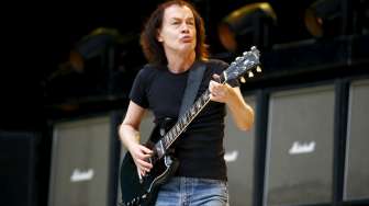 Gitaris grup rock AC/DC Angus Young dalam sesi latihan menjelang konser di Sydney, Australia. [Reuters/David Gray]